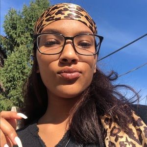 Meet your Posher, Mia